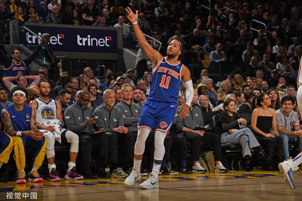 张琳艳赛后和凯莉交换球衣，后者直接把中国队球衣穿在身上